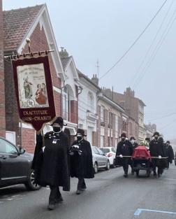 Les funérailles d'un Charitable, le convoi part vers l'église...