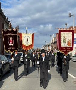 Procession à Naviaux, les bannières des Confréries voisines en 2022