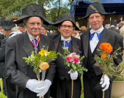 Procession à Naviaux, trois Prévôts de la Confrérie de Béthune et leurs baguettes en 2022