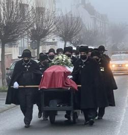 Convoi funèbre sur la voie publique pendant la Covid