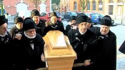 Le cercueil : arrivée à l'église