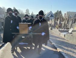 L'arrivée du cercueil au cimetière accompagné de quatre Charitables 