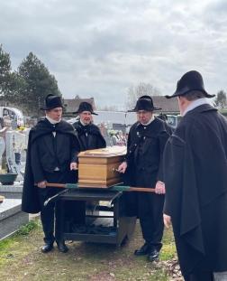 arrivée près de la tombe avec la charrette