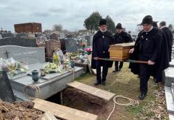 le cercueil est porté à bâtons vers la tombe